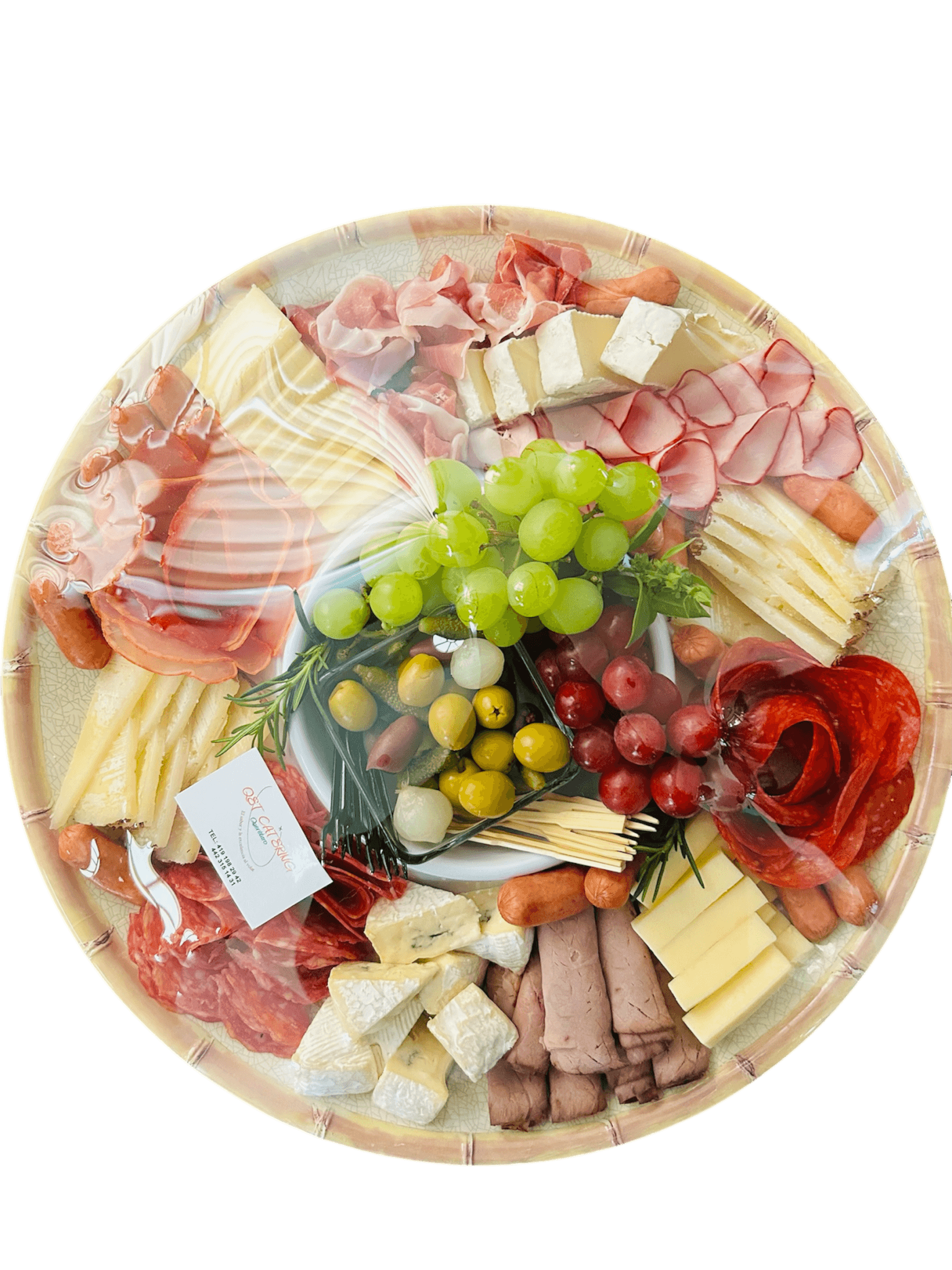 Tabla gourmet de carnes frías y quesos preparada para aviación privada